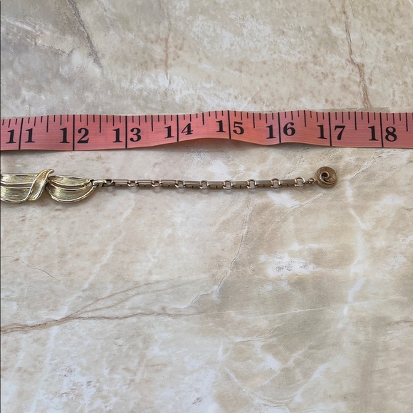 Elegant Gold-Toned Necklace - Picture 7 of 8